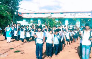 “पेंढोनी स्कूल में बच्चो को दिए पौधे और पाठ्य सामग्री” “वृक्षारोपण 120 बच्चो को दिए पौधे , कॉपियां, पेन, पेंसिल शार्पनर, इरेजर आदि का सेट”