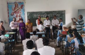 राष्टीय क्रमी मुक्ति दिवस के उपलक्ष्य पर बाँटी दवाईया