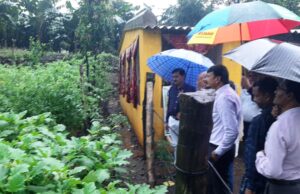 समन्वित कृषि प्रणाली के अंतर्गत ग्राम भुमका में प्राकृतिक खेती देखने पहुंचे कलेक्टर श्री सिंह