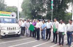 नरवाई प्रबंधन जागरूकता रथ को कलेक्टर श्री सिंह ने दिखाई हरी झंडी