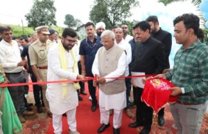 राज्यपाल श्री पटेल ने छिंदी में स्वच्छता साथी वॉश ऑन व्हील्स सेवा का किया शुभारंभ वॉश ऑन व्हील्स सेवा से संस्थागत शौचालयों की सफाई होगी सुलभ