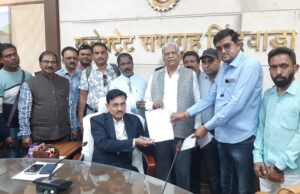 पत्रकार के हत्यारे को फांसी की सजा देने के लिए छिंदवाड़ा प्रेस एसोसिएशन ने राष्ट्रपति के नाम कलेक्टर को सौंपा ज्ञापन।