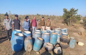 वृत्त चाँदामेटा अंतर्गत आबकारी विभाग की परासिया एवं चाँदामेटा के बल द्वारा अलग अलग स्थानों में दबीश दी गई