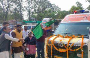 प्रधानमंत्री जनमन योजना के अंतर्गत छिंदवाड़ा सांसद श्री साहू द्वारा मोबाईल मेडिकल यूनिट (वाहन) को हरी झण्डी दिखाकर किया गया रवाना