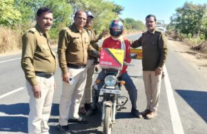 *🔥 *चौरई पुलिस की अनोखी पहल — चालान नहीं, हेलमेट देकर दिया सुरक्षा का संदेश!* 🚴♂️🛡️