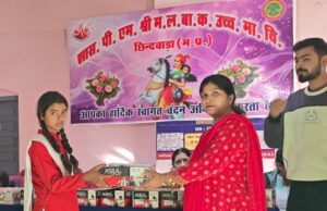 माताजी स्वर्गीय श्रीमती रानी बाई क्षत्रिय की स्मृति में लगभग ₹40,000 मूल्य के 200 जोड़ी जूते एवं मोजे उपहार स्वरूप वितरण किये गए