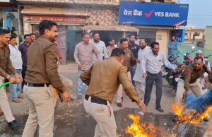 “ब्लॉक कांग्रेस कमेटी के पदाधिकारियों द्वारा कैलाश विजयवर्गीय का पुतला दहन”